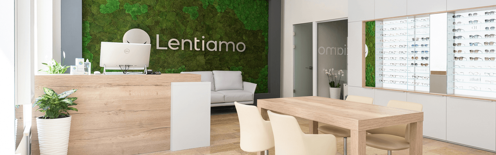 moderni optikkoliike, jossa on lasinäyttö ja vihreä sammalseinä