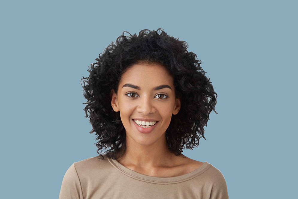 Mustat hiukset ja aurinkolasit