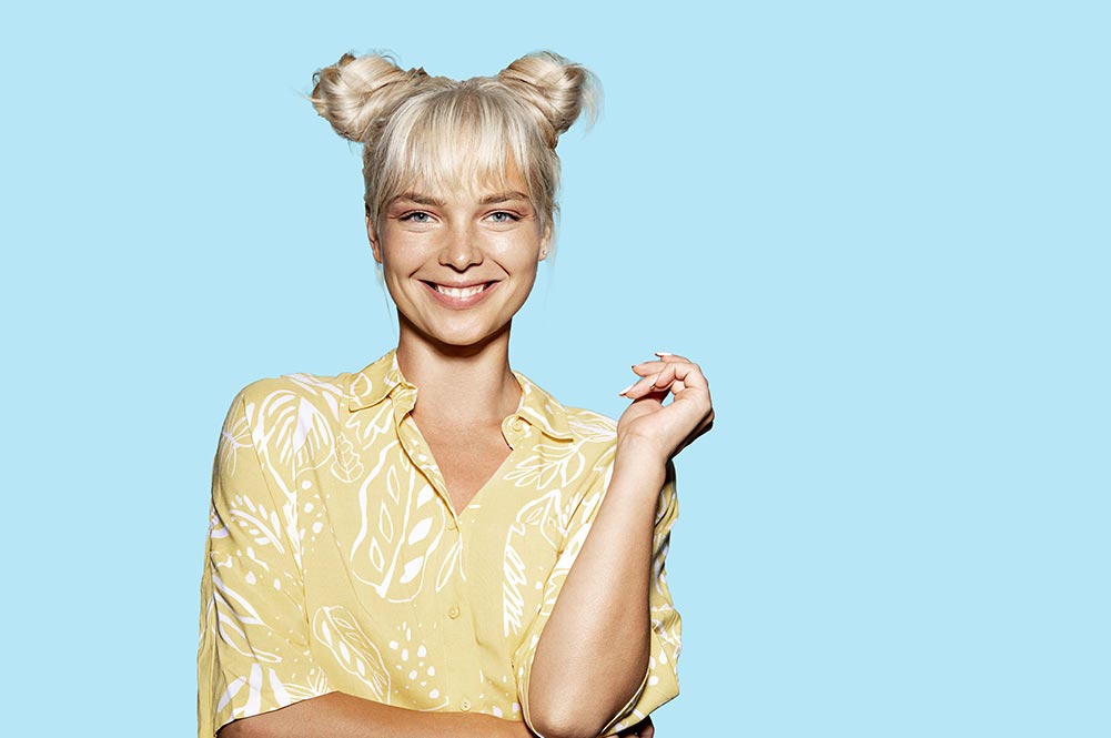 Viileät vaaleat hiukset ja aurinkolasit