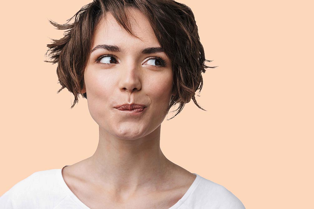 Viileät ruskeat hiukset ja aurinkolasit