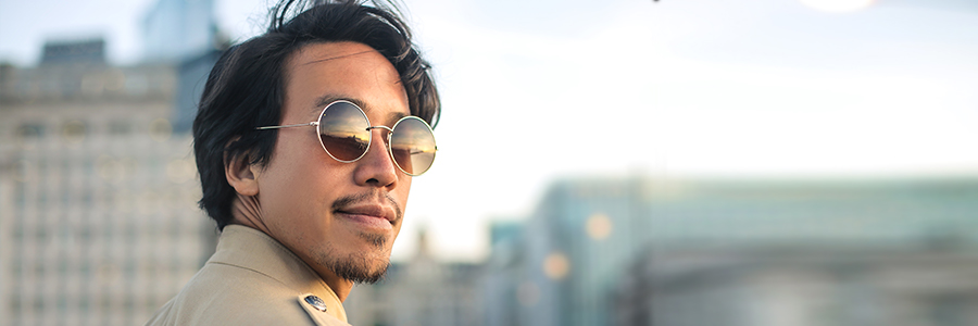 kuva, jossa keskitytään aurinkolaseja käyttävään henkilöön