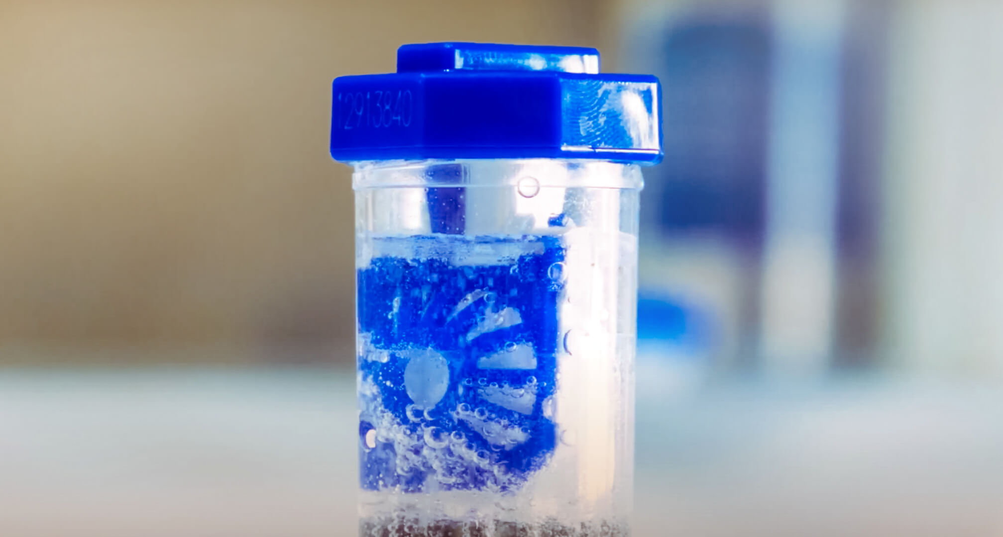 peroksidiliuos kuplii säiliössä