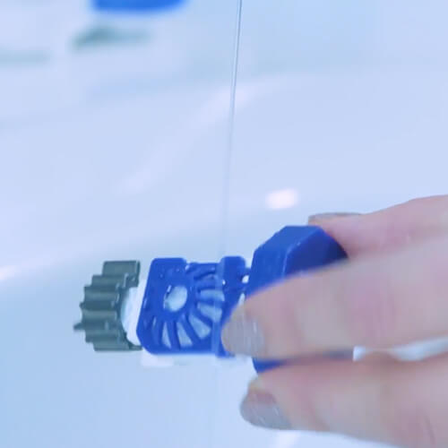 Linssien huuhtelu säiliössä peroksidiliuoksella.