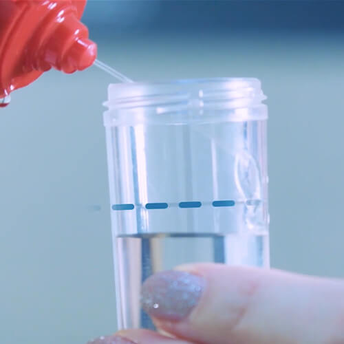 Säiliön täyttäminen peroksidiliuoksella täyttöviivaan asti