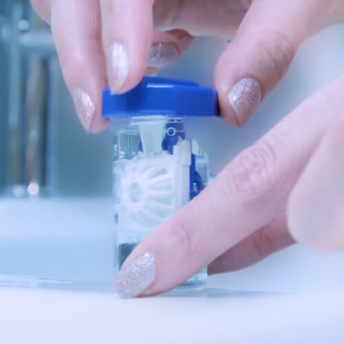 Linssien asettaminen peroksidisäiliöön