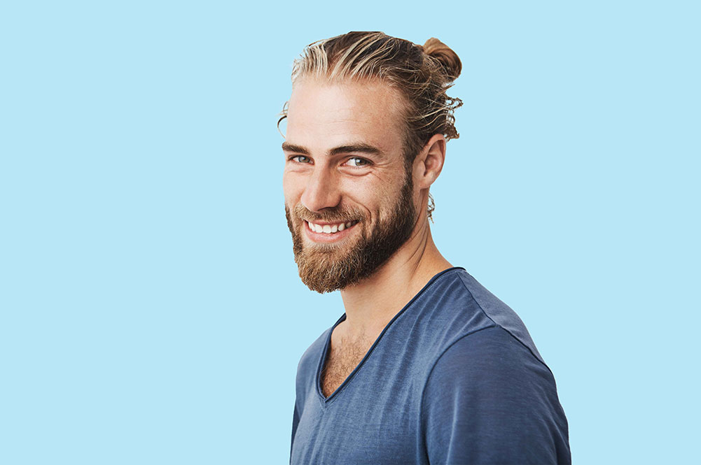 Lämpimät vaaleat hiukset ja aurinkolasit