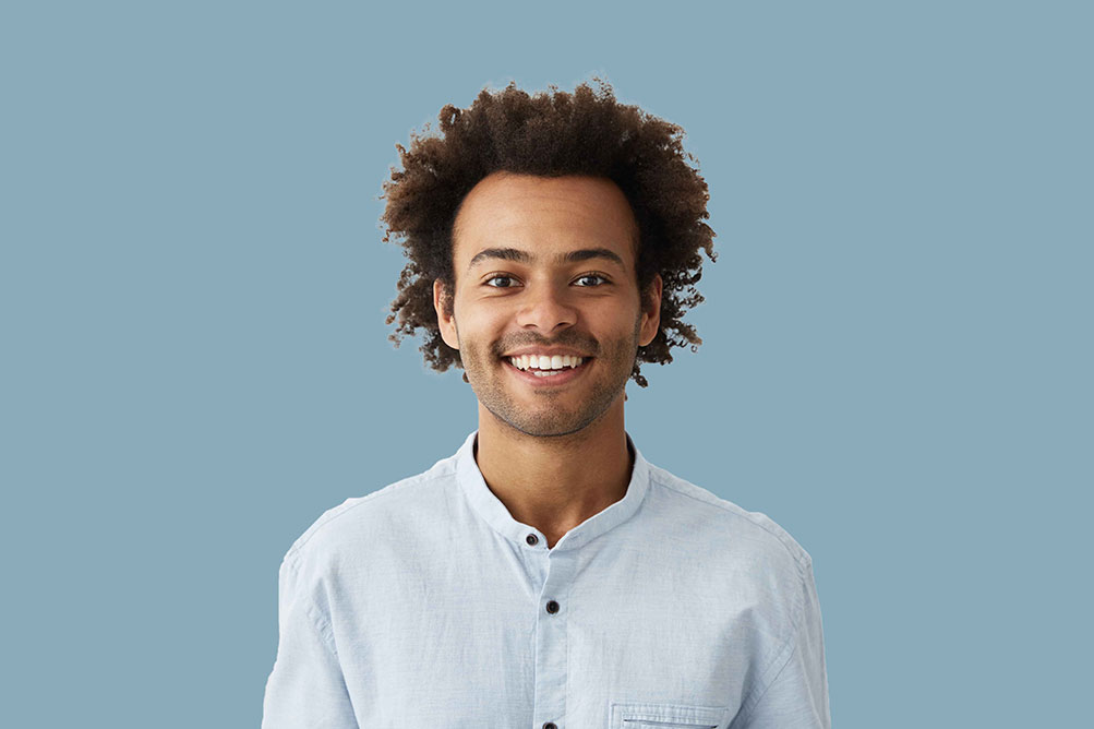 Lämpimät ruskeat hiukset ja aurinkolasit