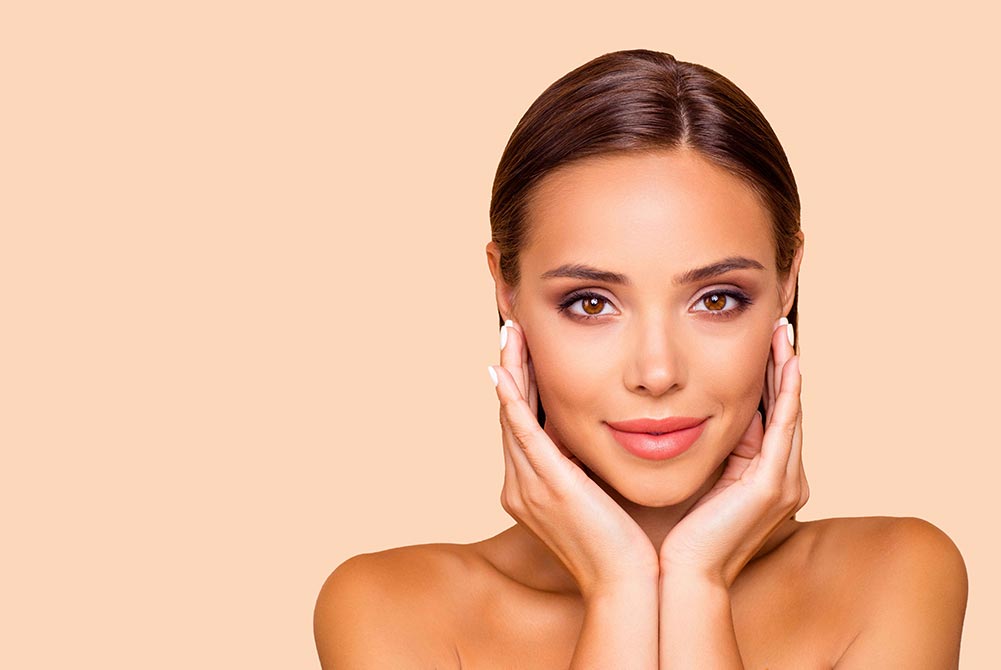 Lämmin ihonväri ja aurinkolasit